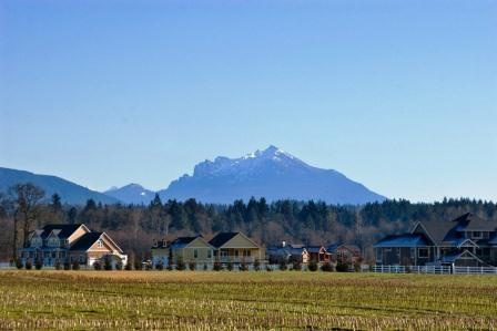 image of community in arlington wa with cascades in the background